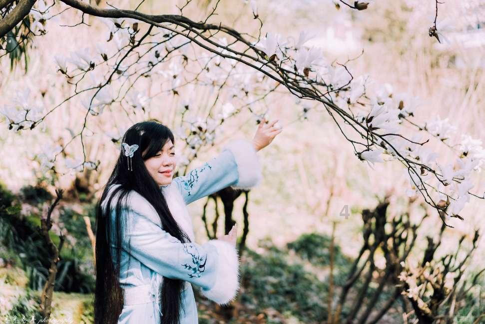 画家张咏梅,梅花精神映画坛,墨笔书写寒梅傲雪